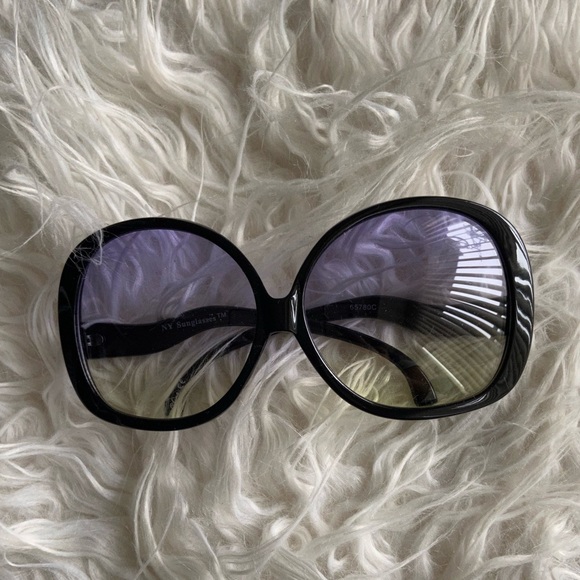 Jhane’s Glam Emporium Accessories - Oversized  Round Black Sunglasses